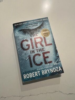 Robert Bryndza "The Girl in the Ice" – Blue Thriller Paperback